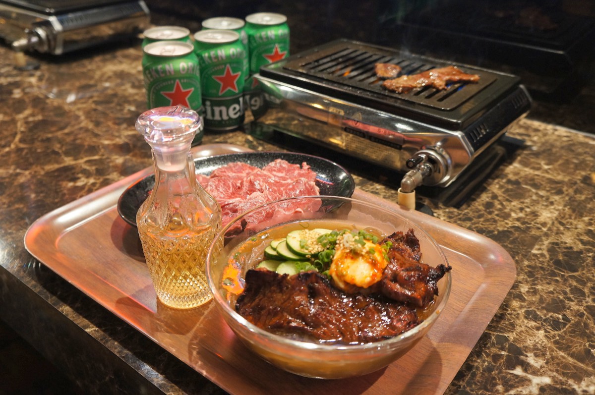 焼きたての肉をのせた自家製冷麺
